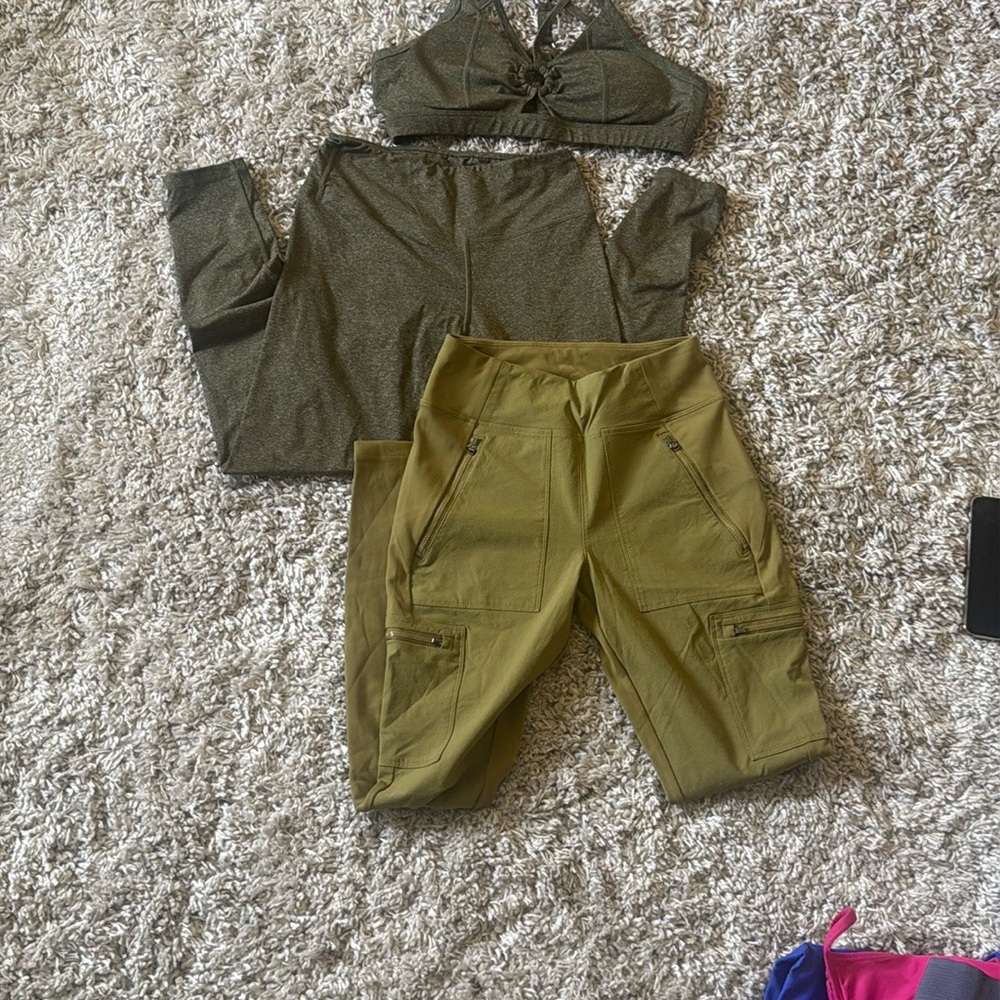 Beutiful Green Activewear Set with ATHLETA cargo leggings